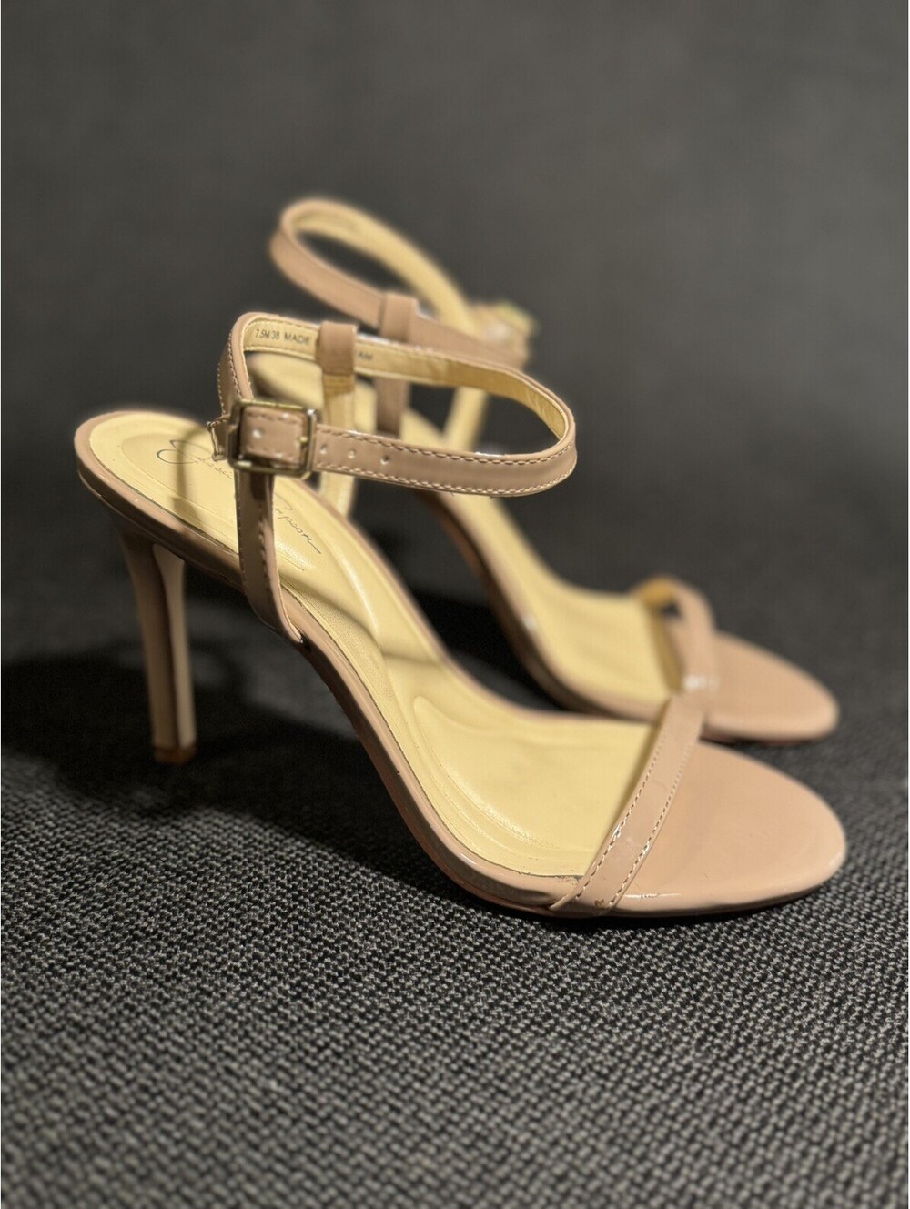 Jessica Simpson Size 6.5 Qiven Faux Leather 4-in Heels T-Strap Chain Gold